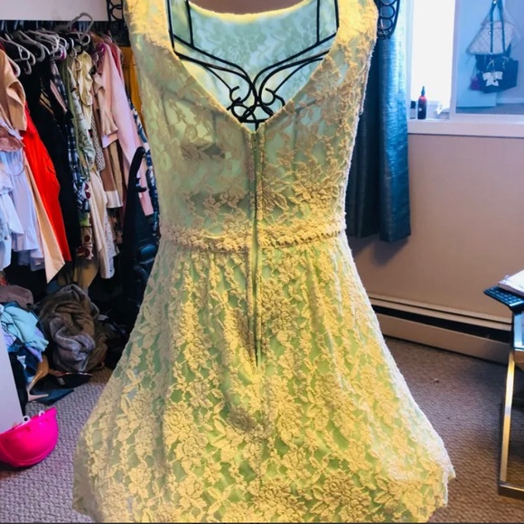 Be darling dress with built in petticoat - Picture 3 of 4